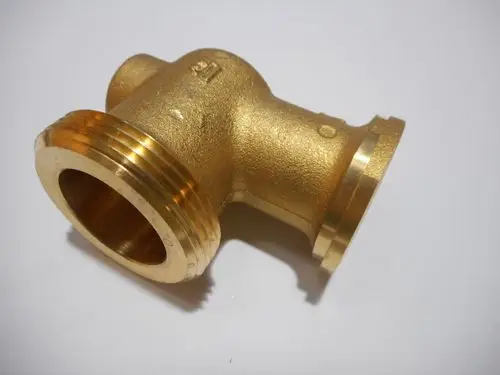 Winkelstück aus Messing in Goldfarbe, möglicherweise von Remeha, mit zwei Gewindeanschlüssen und einer gebogenen Form für Rohrleitungen.